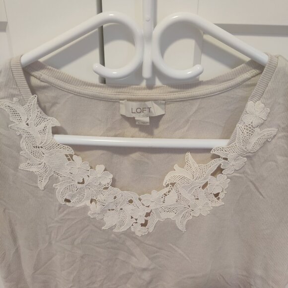 *LIKE NEW* LOFT Cotton Floral Lace Trim Tee Size Large - Picture 3 of 5